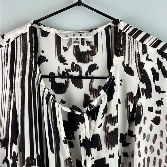 Cabi Animal Print Faux Wrap Long Sleeve Blouse Size S - Picture 3 of 8